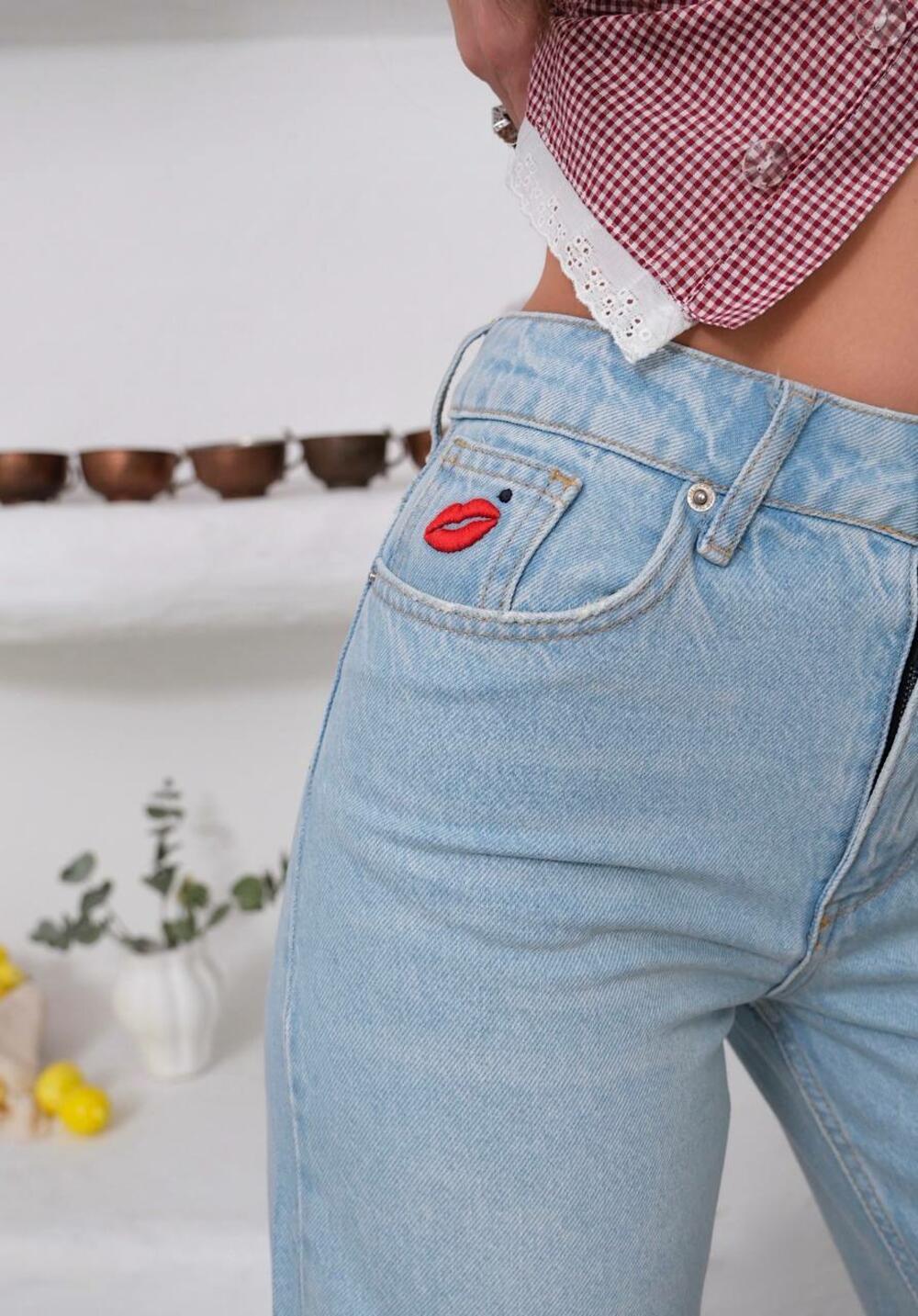 Джинси 2003/1650/ середня посадка  WIDE LEG акцентні губи на кармані Блакитний DENIM, 38