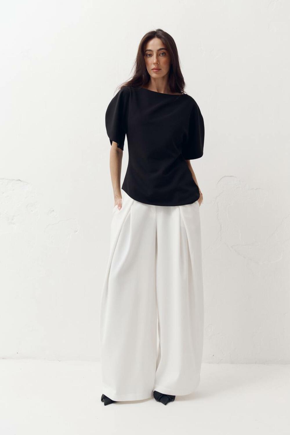 Топ з об'ємними рукавами та розрізами Top Elan 413 Чорний, M